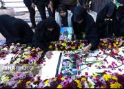 عکس/ خانواده شهید پورجعفری در محل خاکسپاری