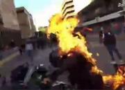 فیلم/ آتش زدن مامور پلیس توسط معترضان