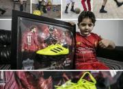 عکس/ محمد صلاح کفش‌هایش را به کودک سوری اهدا کرد