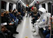 عکس/ مردی که با لباس فضانوردی سوار مترو شد