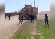کودکان سوریه کاروان آمریکا را با سنگ و چماق از روستای خود بیرون راندند +فیلم
