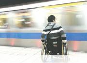 معلولان ژاپنی برای سوارشدن به مترو بدرقه می‌شوند! +فیلم