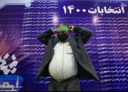 عکس/ داوطلبی با سربند امام رضا (ع) در ستاد انتخابات