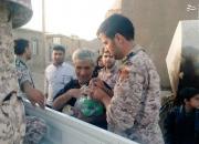 ‏نیروهای سپاه در حال ضبط بطری‌های آب زلزله‌زدگان ‎هرمزگان!+عکس