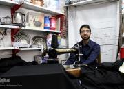 تهیه پرچم عزای حسینی با چادرهای مشکی توسط یک جوان مشهدی
