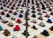 عکس/ اقامه نماز جماعت در مالزی با رعایت فاصله اجتماعی