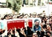 فیلم/ لحظاتی کمتر دیده شده از حضور رهبرانقلاب در تشییع پیکر شهید آوینی