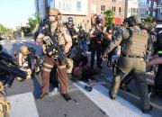 فیلم/ اقدام عجیب پلیس آمریکا با خودروی معترضان