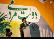 جمع آوری مردمی صندلی و بطری‌های آب پس از سخنرانی رئیسی+ عکس