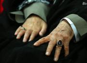 عکس/ اهدای انگشتر توسط رهبر انقلاب به یکی از عشایر
