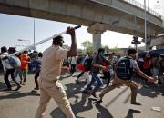 عکس/ برخورد خشن پلیس هند با مردم