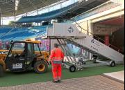 پلکان هواپیما در ورزشگاه فوتبال! +عکس