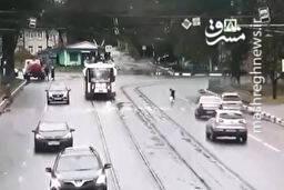 فیلم/ تصادف عمدی برای نجات عابرپیاده!